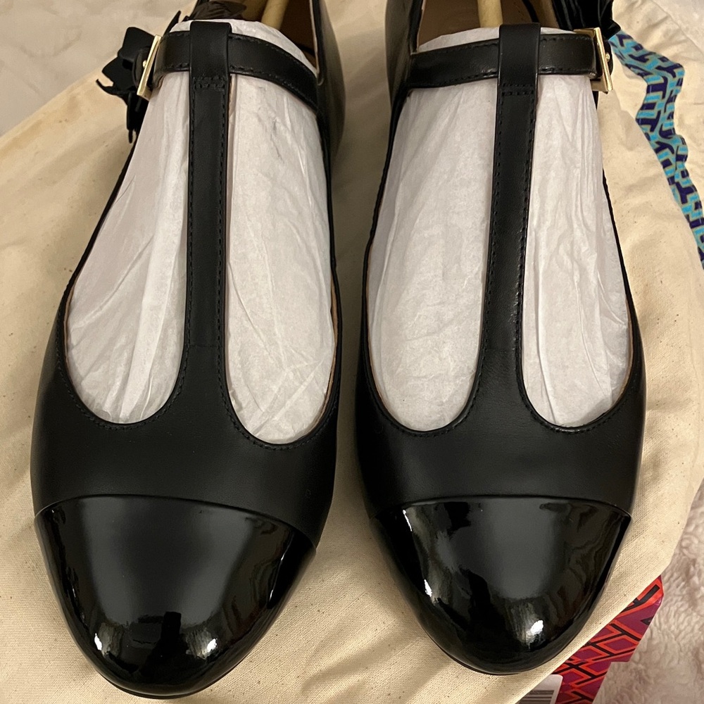 Elegant New With Tags Tory Burch Black T-Strap Cap Toe Flat Women's Shoes 7M - Picture 9 of 13